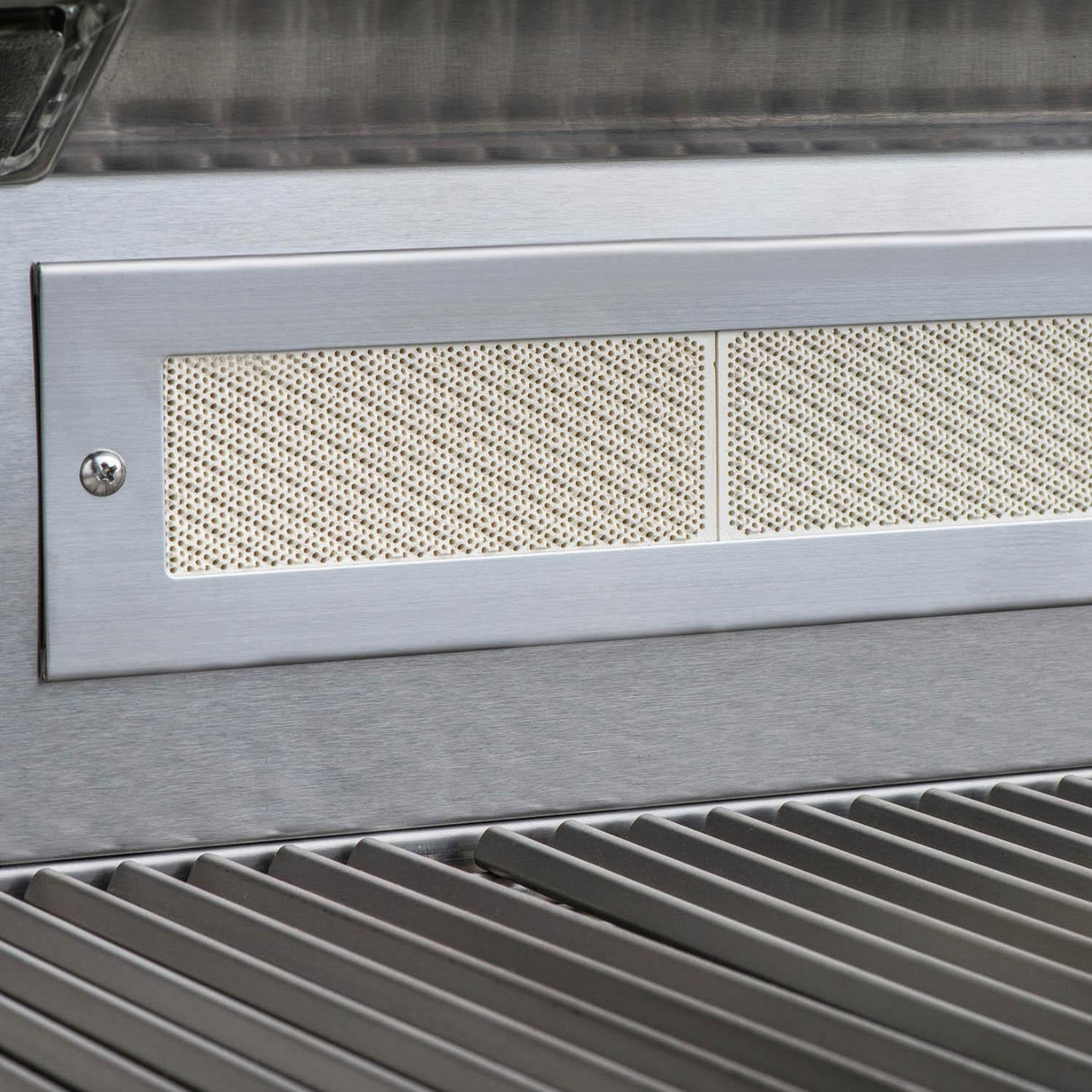 Blaze LTE 32-Inch 4-Burner Built-In Natural Gas Grill w/ Rear Infrared Burner & Grill Lights - BLZ-4LTE2-NG