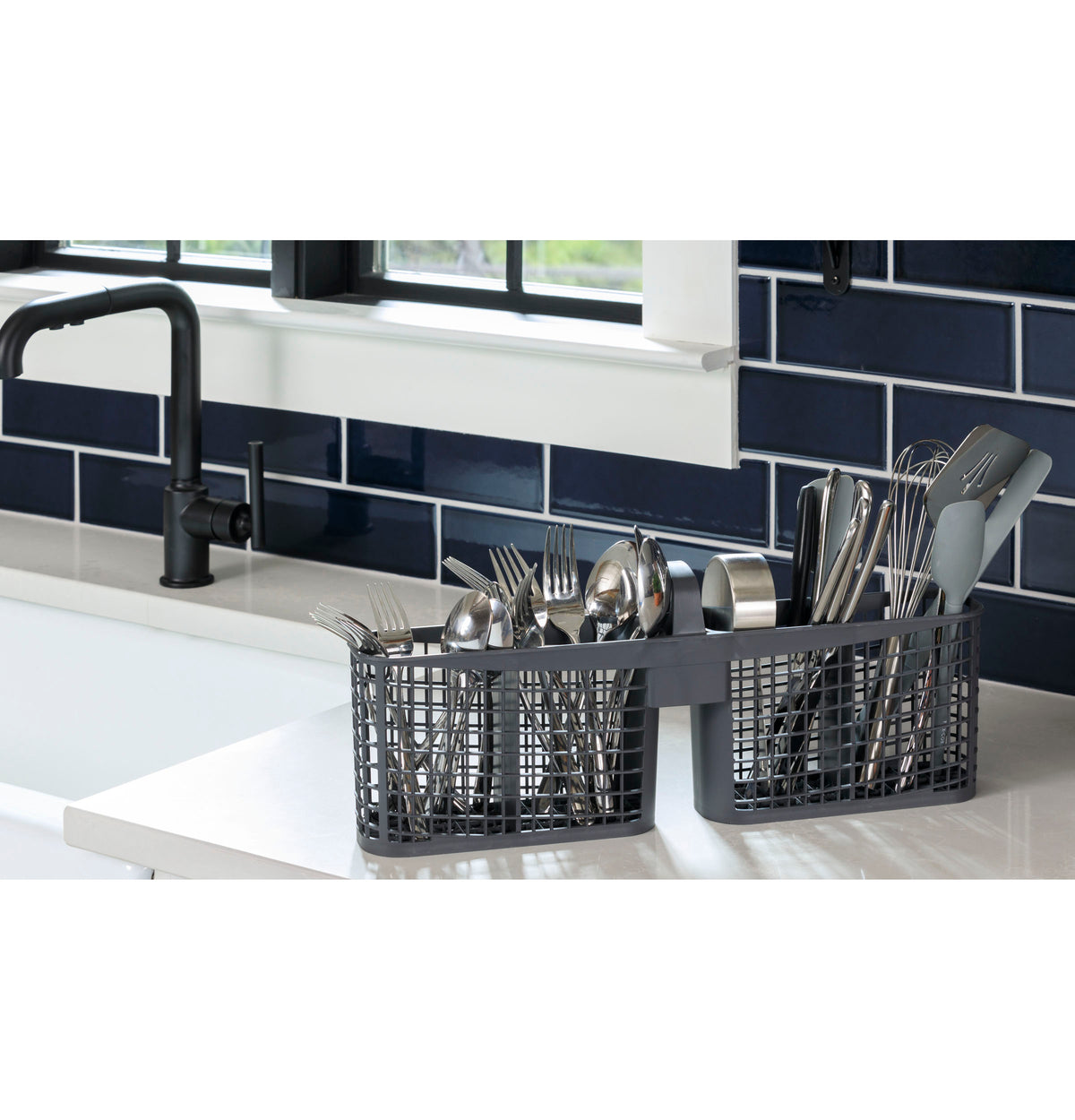 Hotpoint HDF310PGZWW dishwasher additional view