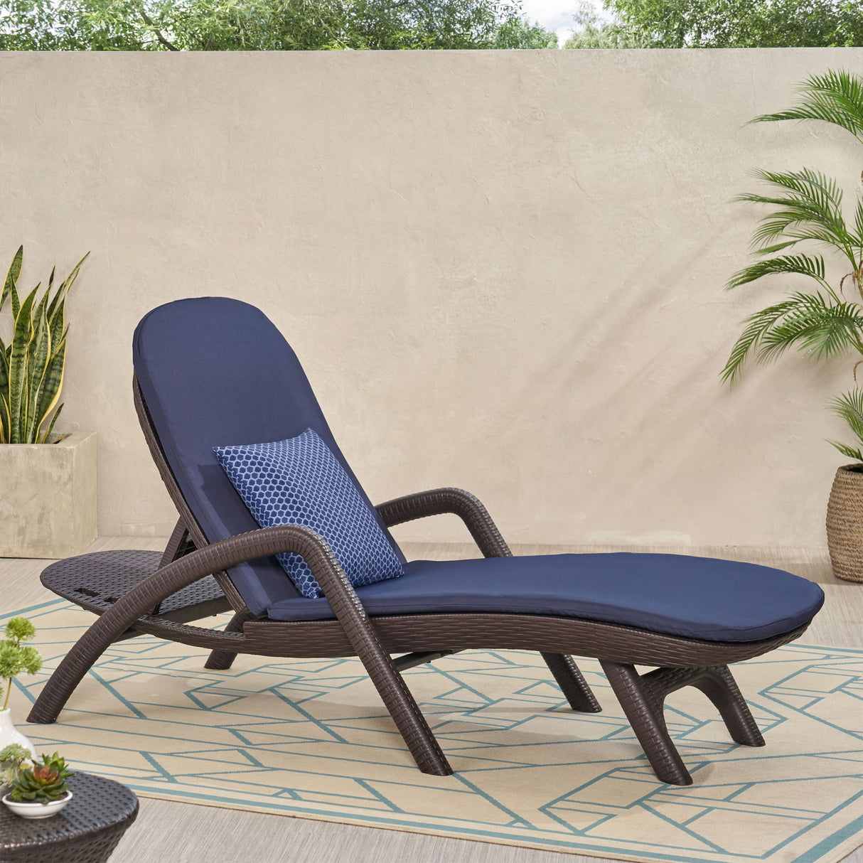 Mikael - Chaise Lounge With Cushion