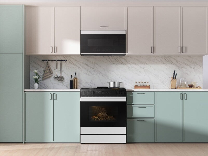 Bespoke 6.0 cu. ft. Smart Slide-In Gas Range with Air Sous Vide & Air Fry in White Glass - (NSG6DB850012AA)