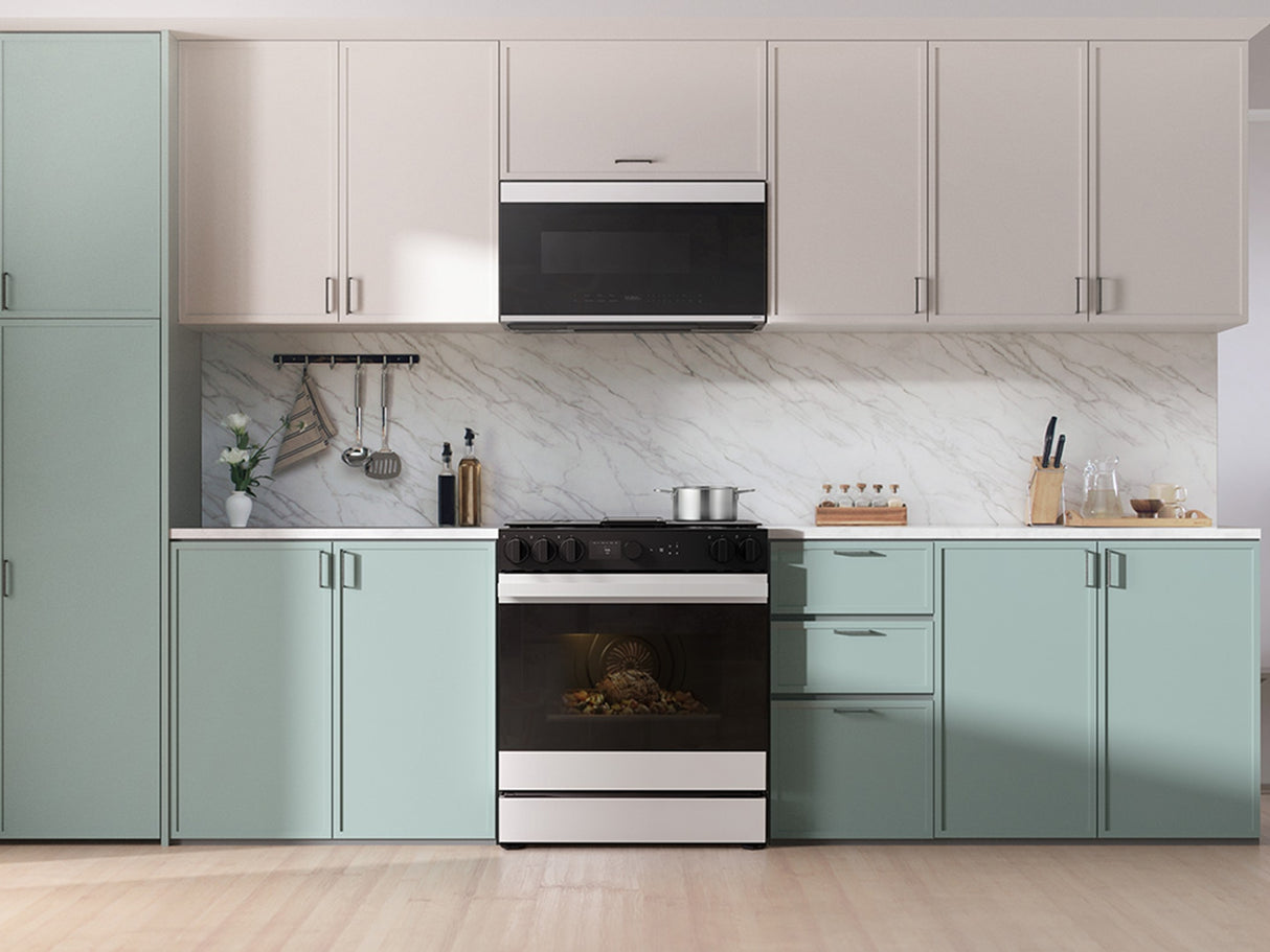 Bespoke 6.0 cu. ft. Smart Slide-In Gas Range with Smart Oven Camera & Illuminated Precision Knobs in White Glass - (NSG6DB870012AA)