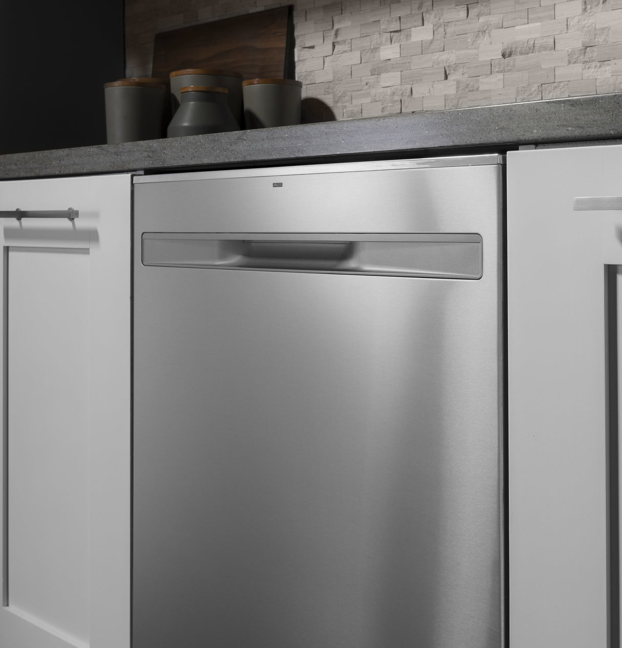 GE(R) ENERGY STAR(R) Fingerprint Resistant Top Control with Stainless Steel Interior Dishwasher with Sanitize Cycle & Dry Boost - (GDP645SYNFS)