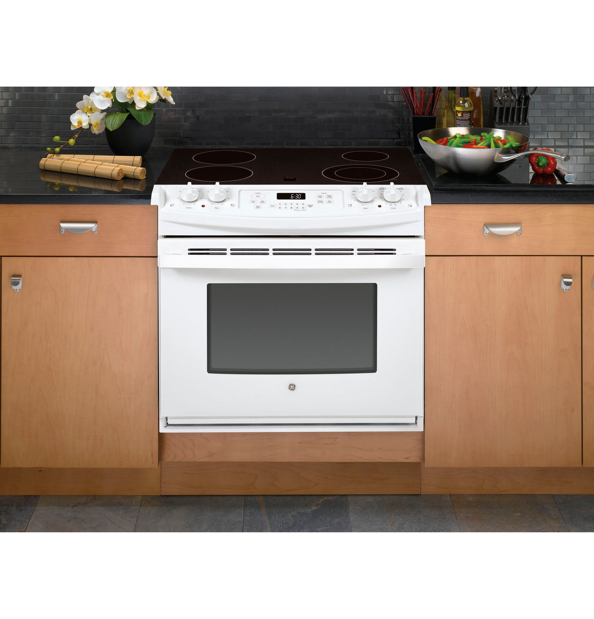 GE JD630DTWW - 30 in. 4.4 cu. ft. Drop-In Electric Range with Smoothtop Burners - White