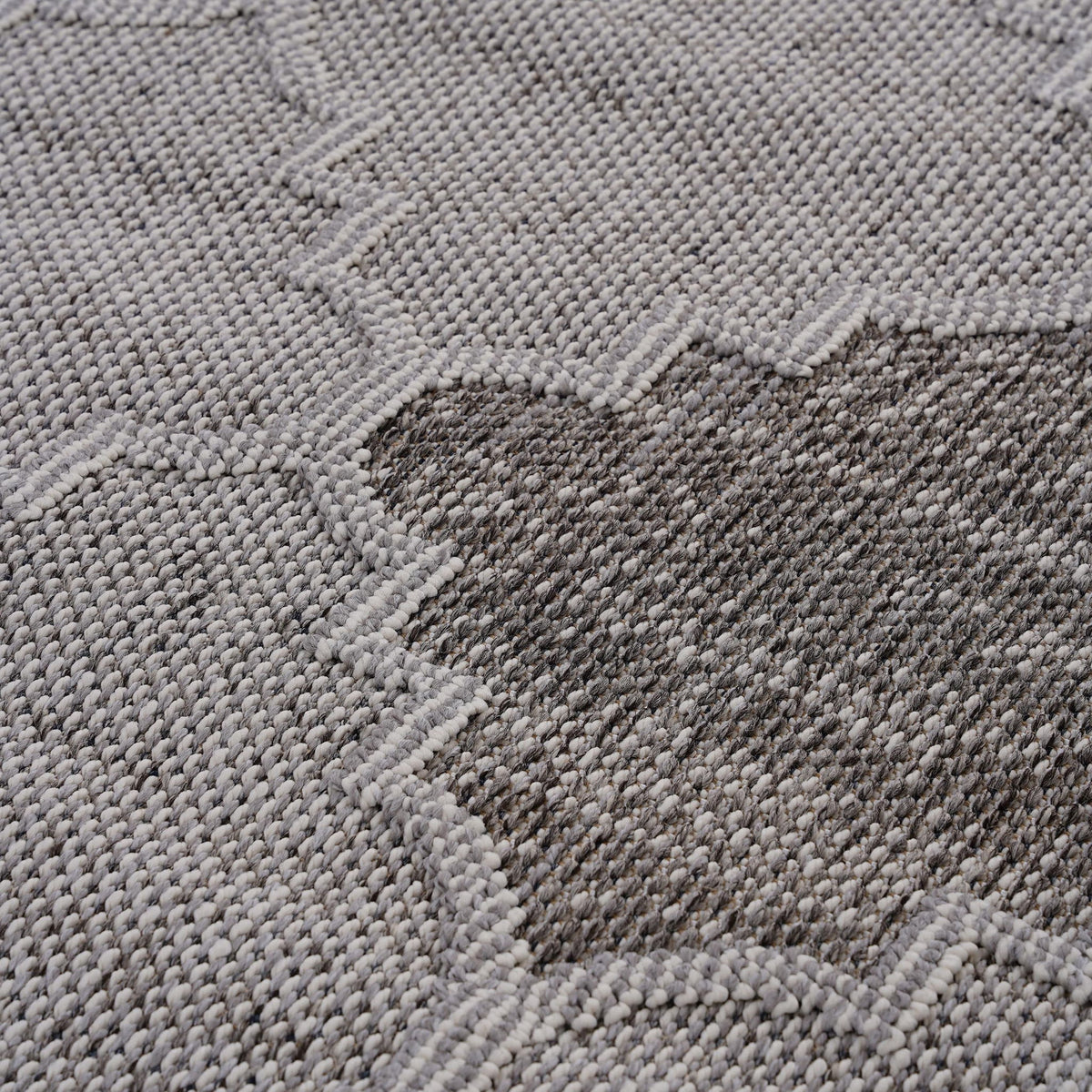 Guros - 6' X 9' Trellis Indoor / Outdoor Area Rug - White / Gray
