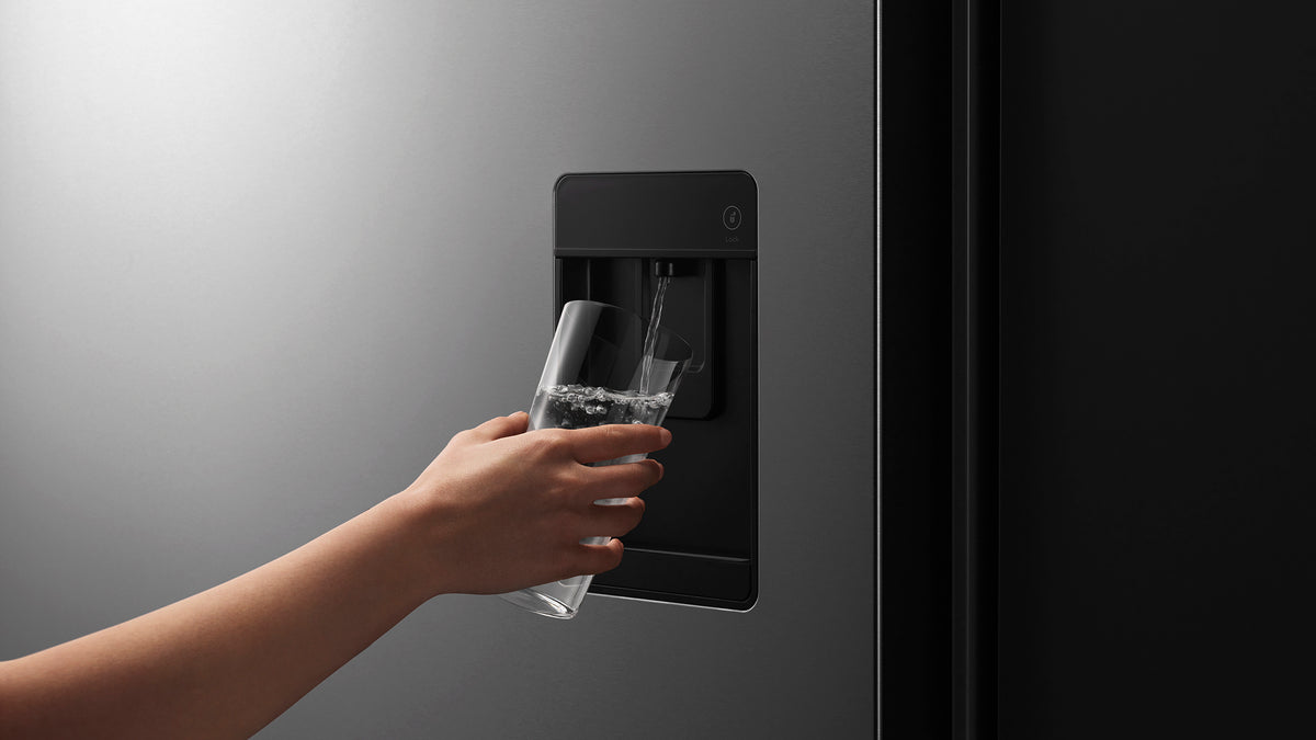 Fisher & Paykel RF178WRNUX1 water dispenser feature detail