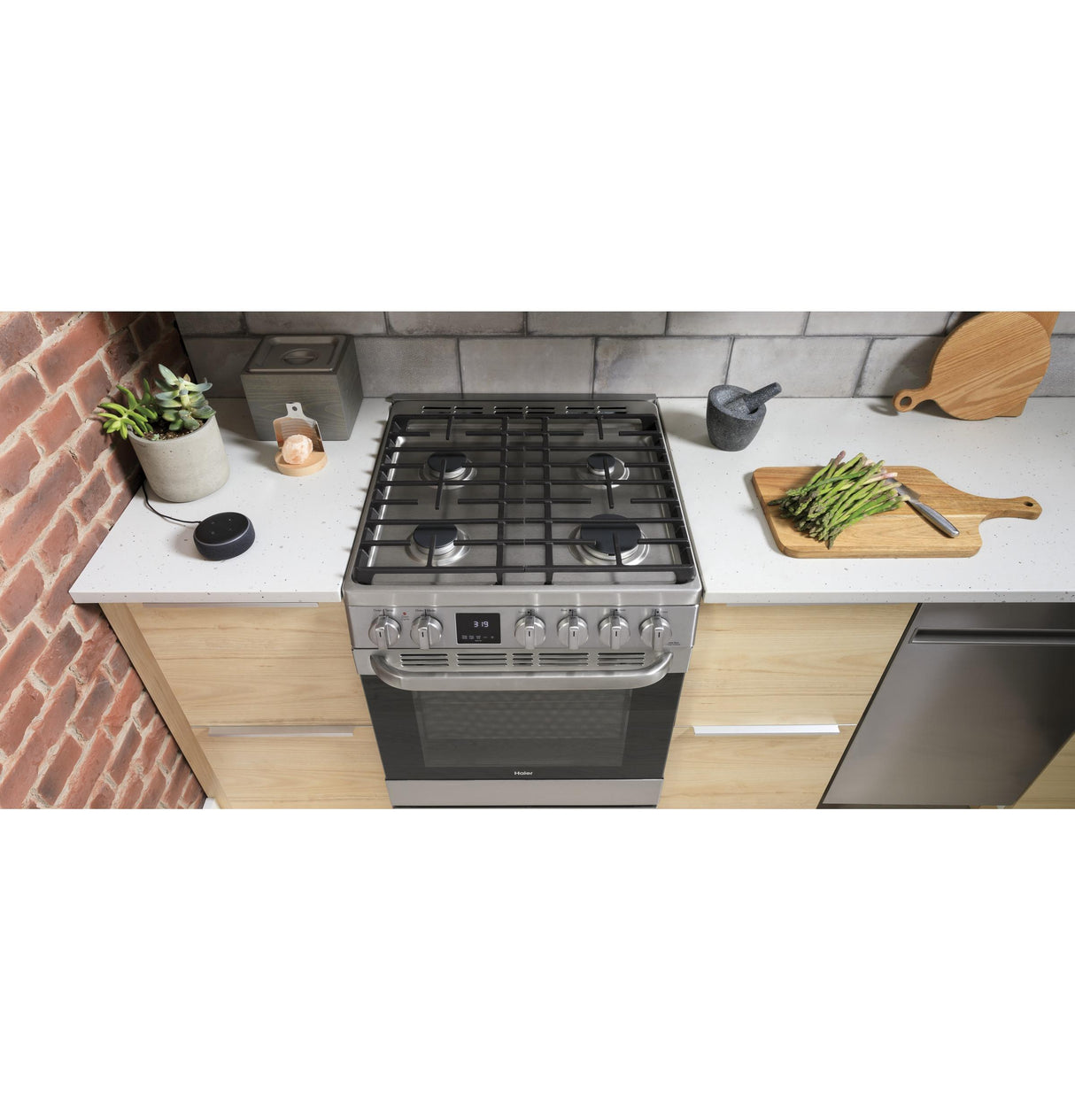 24" 2.9 Cu. Ft. Gas Free-Standing Range with Convection and Modular Backguard - (QGAS740RMSS)