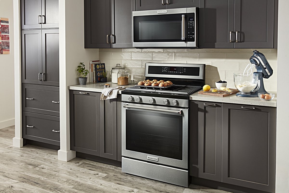KitchenAid KFGG504KPS range in kitchen