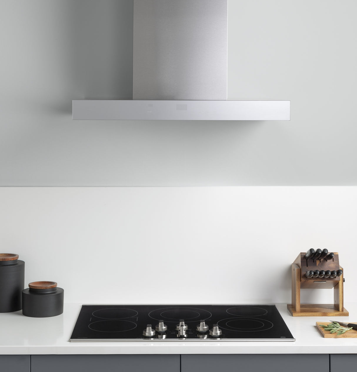 GE UVW9301SLSS - 30 in. Smart Convertible Chimney Style Range Hood with Perimeter venting, 610 CFM, 4 Fan Speeds & 3 LED Lights - Stainless Steel