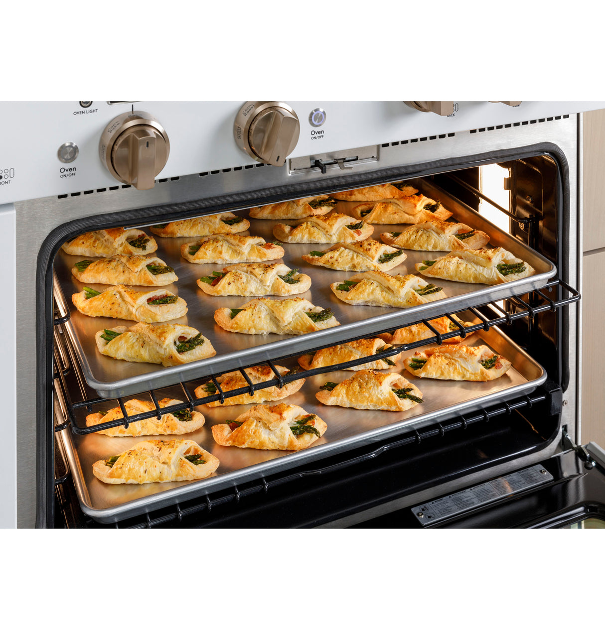 Caf(eback)(TM) 48" Smart Dual-Fuel Commercial-Style Range with 6 Burners and Griddle (Natural Gas) - (C2Y486P3TD1)