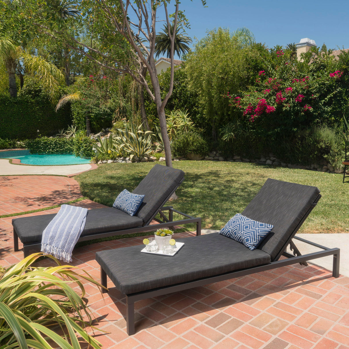 Modern Chaise Lounge With Wate Resistant Fabric Cushions