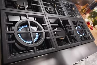 KitchenAid KCGK536SBE edge-to-edge cast-iron grates feature