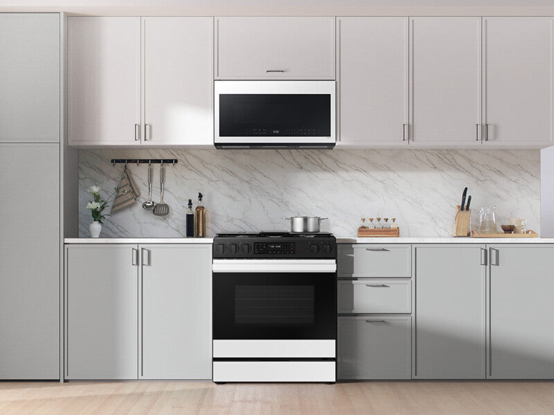 Bespoke 6.0 cu. ft. Smart Slide-In Gas Range with Air Fry & Precision Knobs in White Glass - (NSG6DB830012AA)