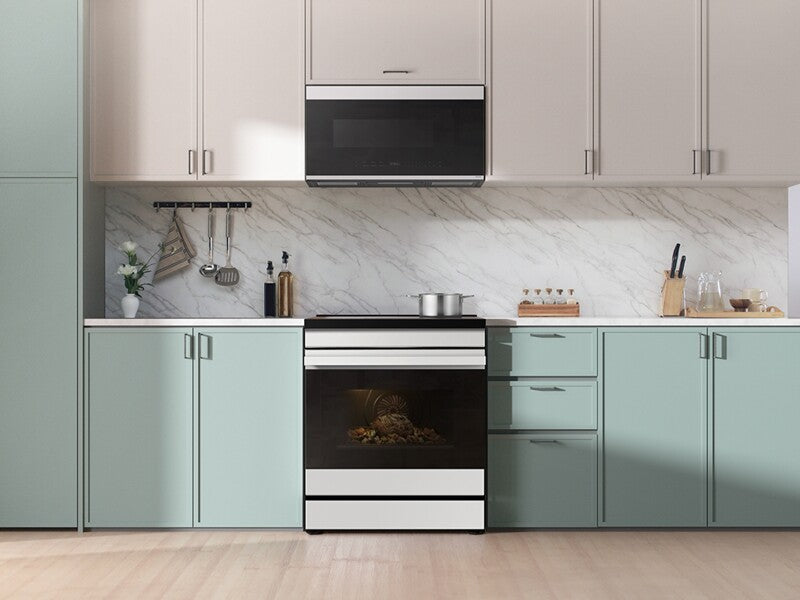 Bespoke 6.3 cu. ft. Smart Slide-In Induction Range with Ambient Edge Lighting™ & Air Sous Vide in White Glass - (NSI6DB950012AA)