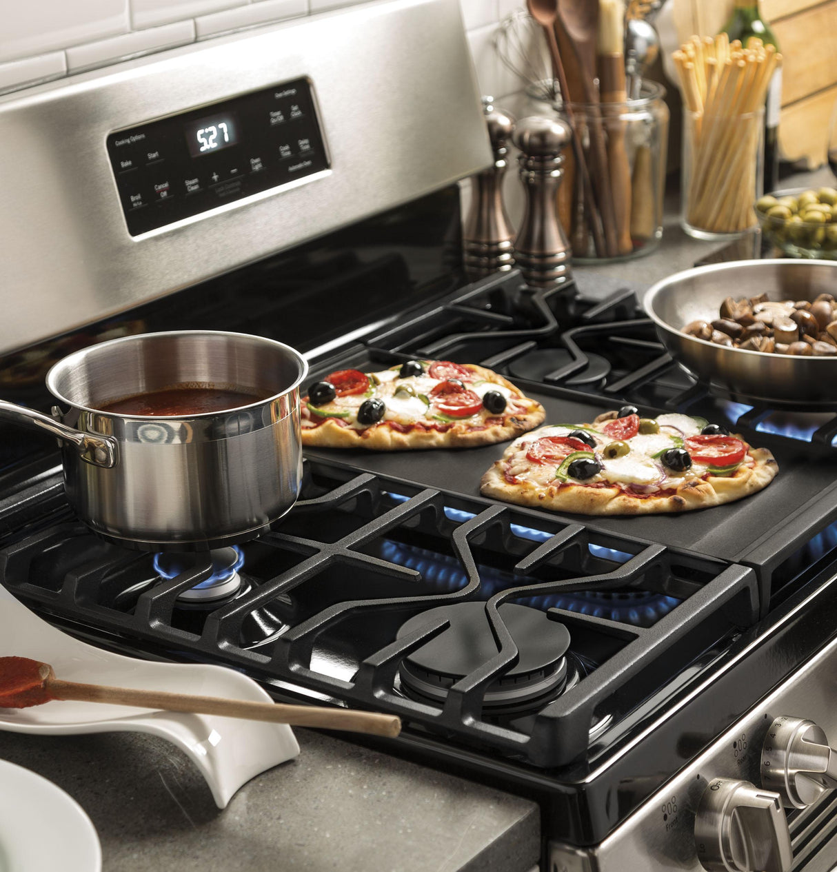 GE JGBS66REKSS - 30 in. 5 cu. ft. Gas Range with 5 Sealed Burners & Griddle - Stainless Steel