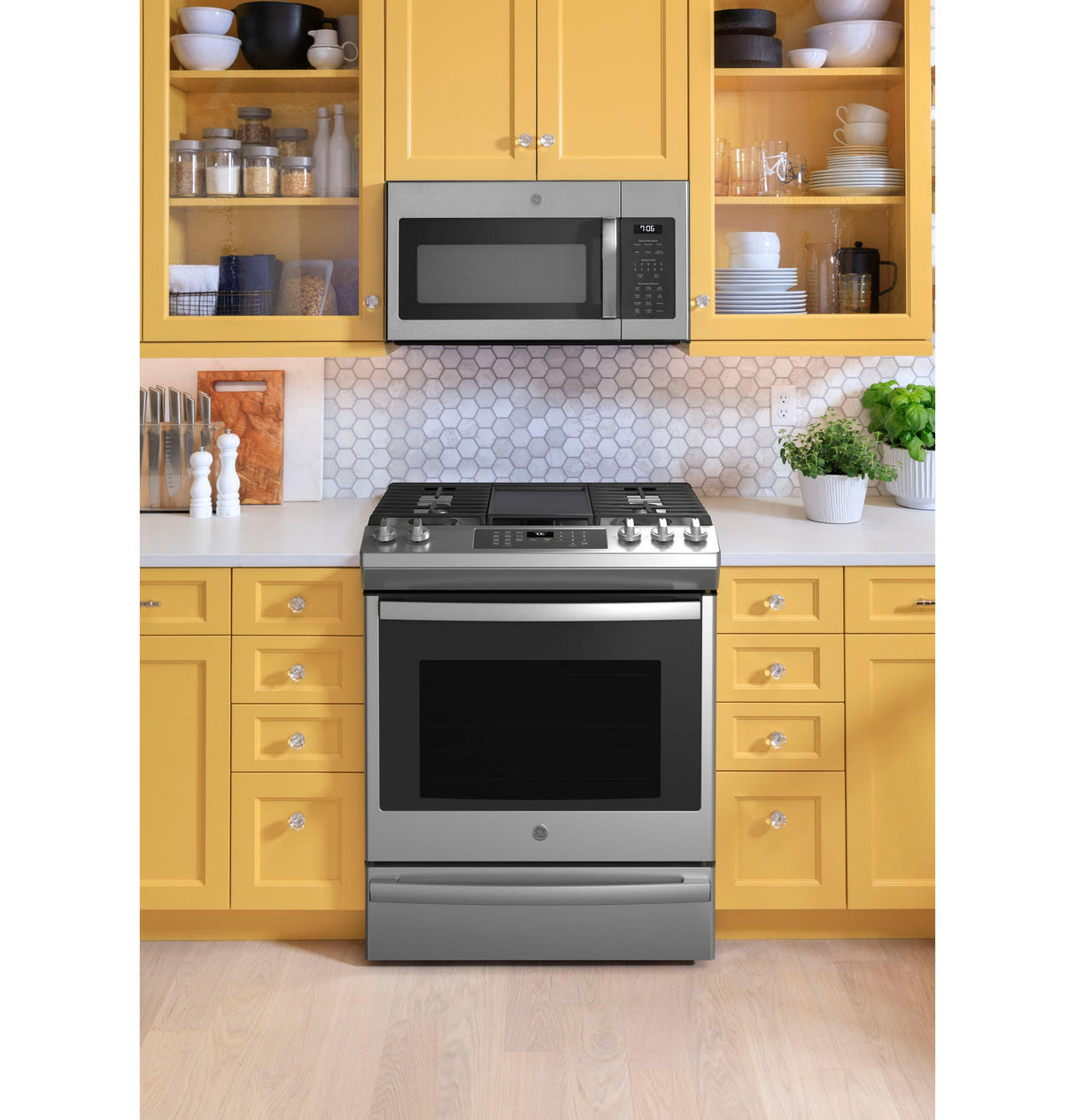 GE(R) 30" Slide-In Front-Control Convection Gas Range with No Preheat Air Fry - (JGS760SPSS)