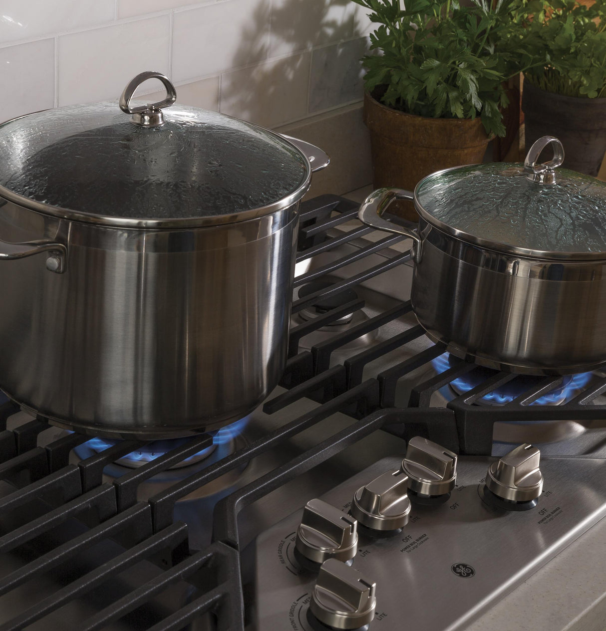 GE JGP5036SLSS - 36 in. 5-Burner Natural Gas Cooktop with Simmer Burner & Power Burner - Stainless Steel