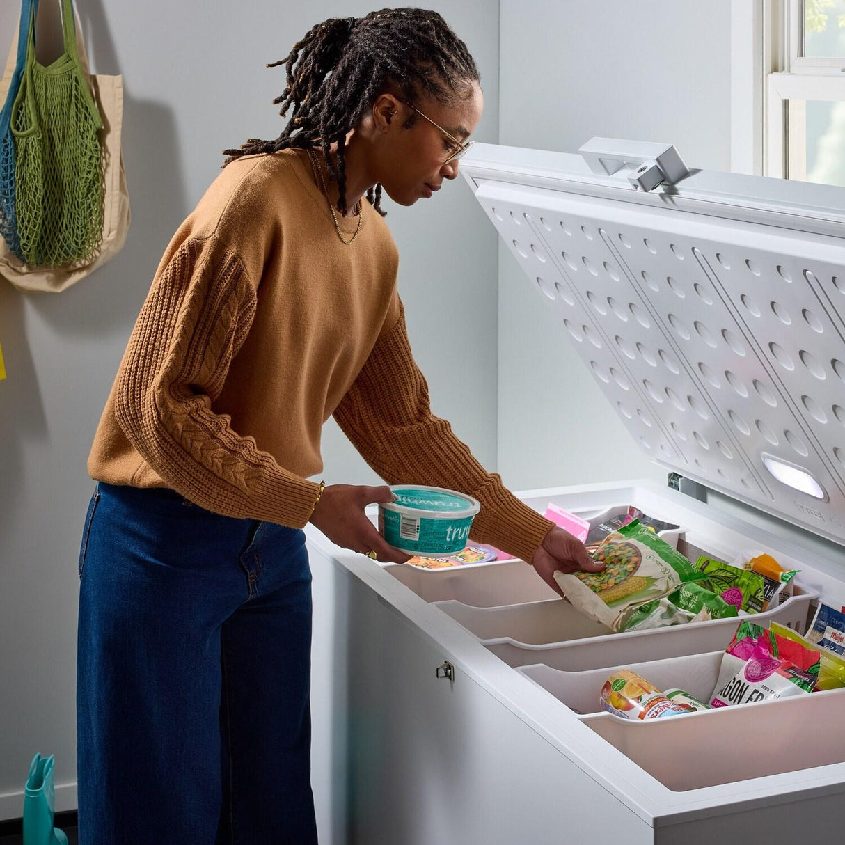 Whirlpool WZCN3511TW chest freezer detail
